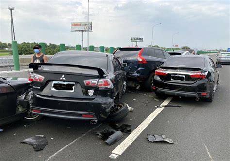 西螺 車禍|國道1號連環車禍！西螺服務區附近「8車追撞」 6人送。